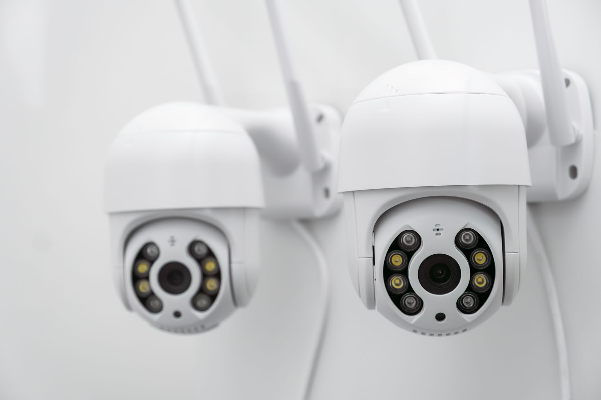 cctv-cameras-on-the-wall-record-video-all-day-to-p-2022-10-11-17-18-57-utc.jpg
